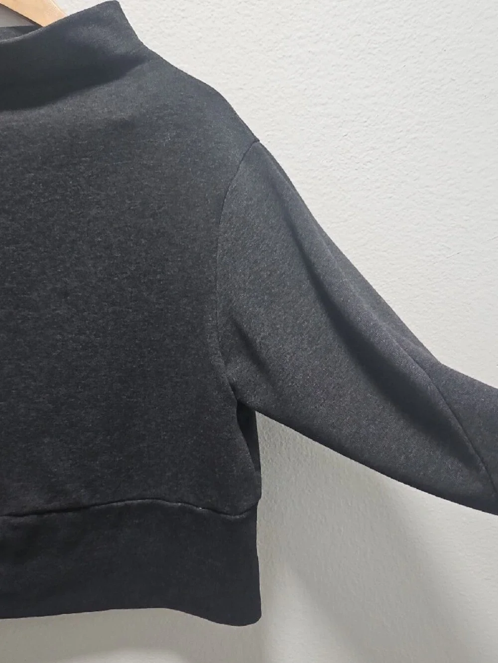 Nike Women's Dark Gray Mock Neck Pullover Sweater Medium Athletic Workout